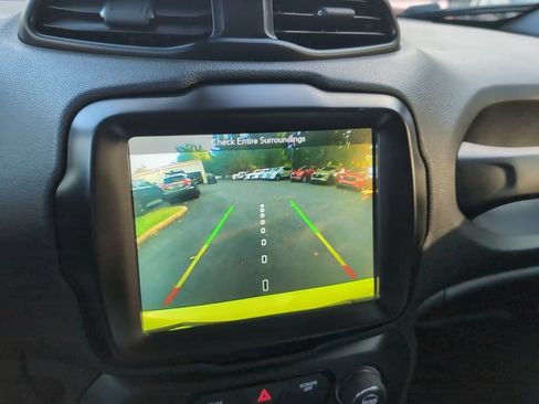 Used 2018 Jeep Renegade Altitude w/ UConnect 8.4 Nav Group FWD image 22