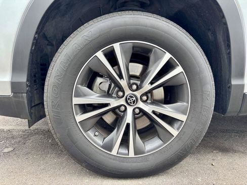 Used 2019 Toyota Highlander Plus w/ Carpet Mat Package (TMS) AWD/4WD image 15