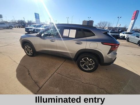 Used 2025 Chevrolet Trax LT image 10