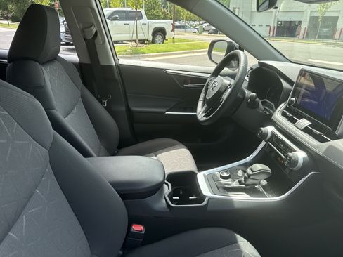Used 2025 Toyota RAV4 XLE w/ Convenience Package AWD/4WD image 33