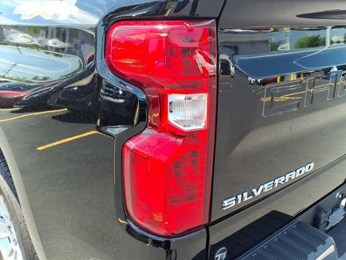 Used 2022 Chevrolet Silverado 1500 LT AWD/4WD image 13