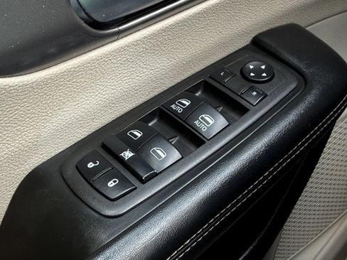 Used 2022 Chrysler Pacifica Touring-L FWD image 40