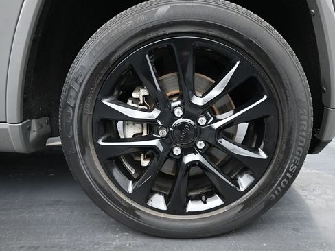 Used 2022 Jeep Grand Cherokee Laredo X image 10