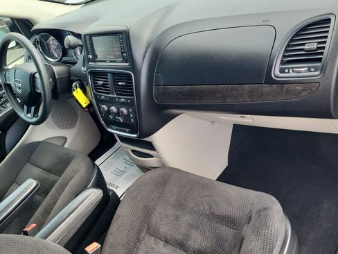 Used 2019 Dodge Grand Caravan SE w/ UConnect Hands-Free Group FWD image 17
