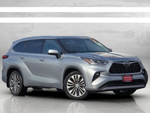 Used 2020 Toyota Highlander Platinum image 2