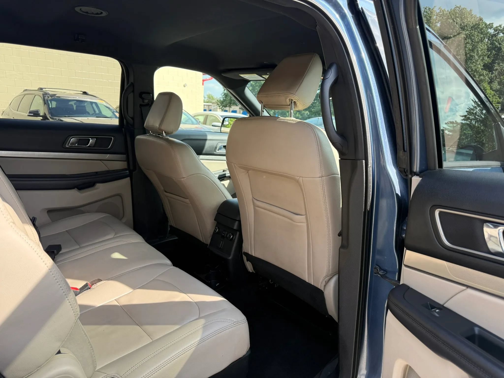 Used 2018 Ford Explorer XLT w/ Equipment Group 202A FWD image 17