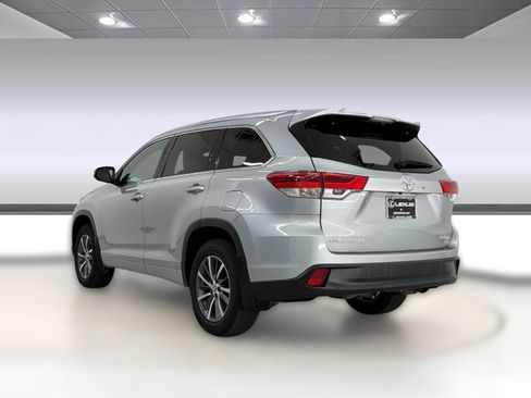 Used 2017 Toyota Highlander XLE AWD/4WD image 3