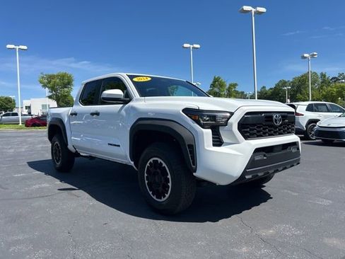 Used 2024 Toyota Tacoma TRD Off-Road AWD/4WD image 4