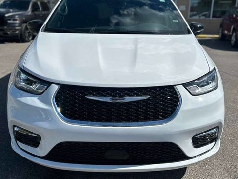 Used 2026 Chrysler Pacifica Select FWD image 2