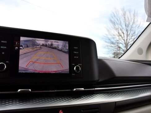 Used 2024 Kia Carnival LX image 14