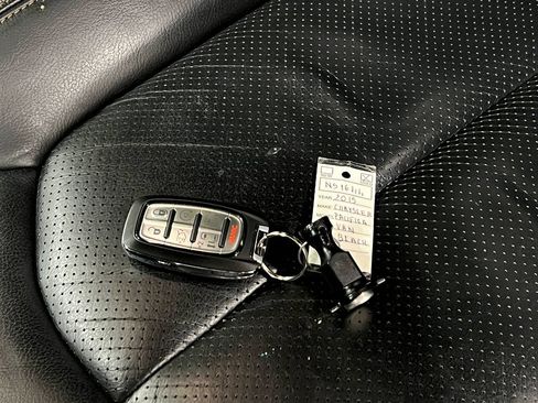Used 2019 Chrysler Pacifica Touring-L FWD image 41