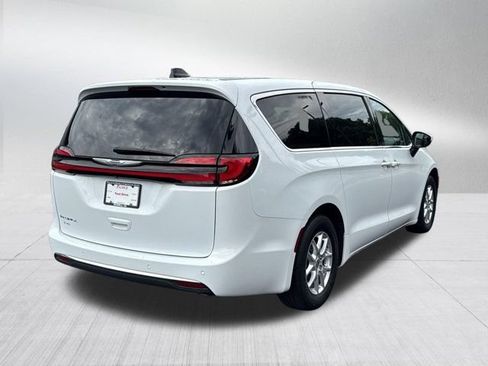 Used 2023 Chrysler Pacifica Touring-L FWD image 8