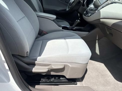 Used 2017 Chevrolet Malibu LT FWD image 11