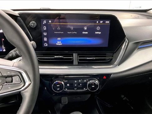 Used 2025 Chevrolet Trax LT w/ LT Convenience Package image 4