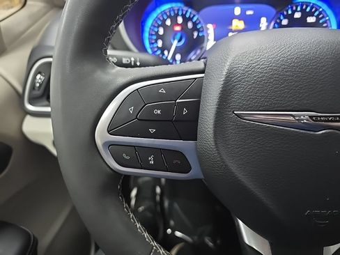 Used 2024 Chrysler Pacifica Touring-L FWD image 20