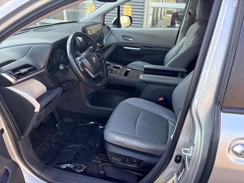 Used 2023 Toyota Sienna XLE image 8