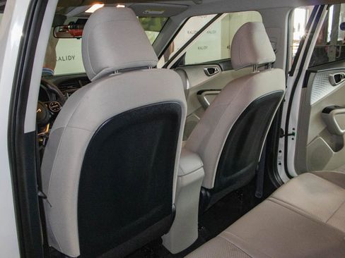 Used 2025 Kia Soul LX w/ LX Technology Package FWD image 9