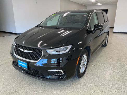 Used 2024 Chrysler Pacifica Touring-L FWD image 1
