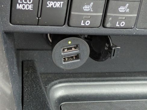 Used 2018 Toyota RAV4 Limited FWD image 22