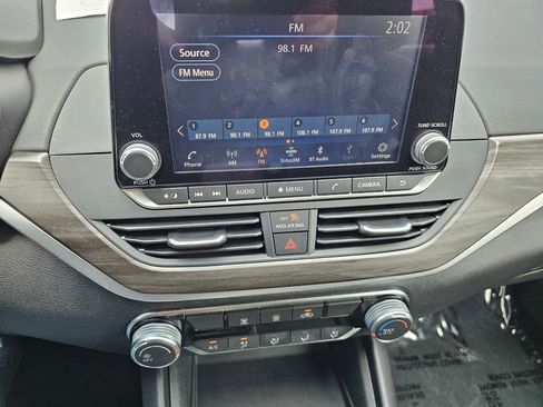Used 2025 Nissan Altima 2.5 SV FWD image 25