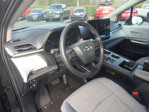 Used 2025 Toyota Sienna LE image 11