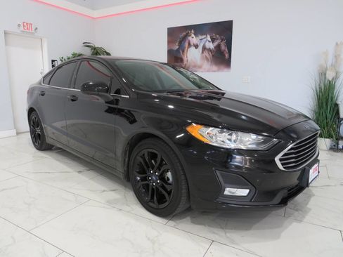 Used 2019 Ford Fusion SE w/ Equipment Group 151A image 2