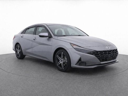 Used 2023 Hyundai Elantra Limited FWD image 3