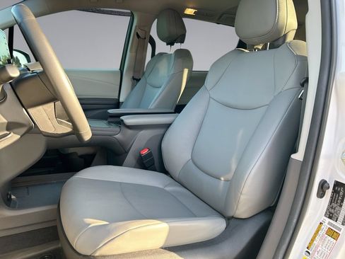 Used 2024 Toyota Sienna XLE FWD image 11