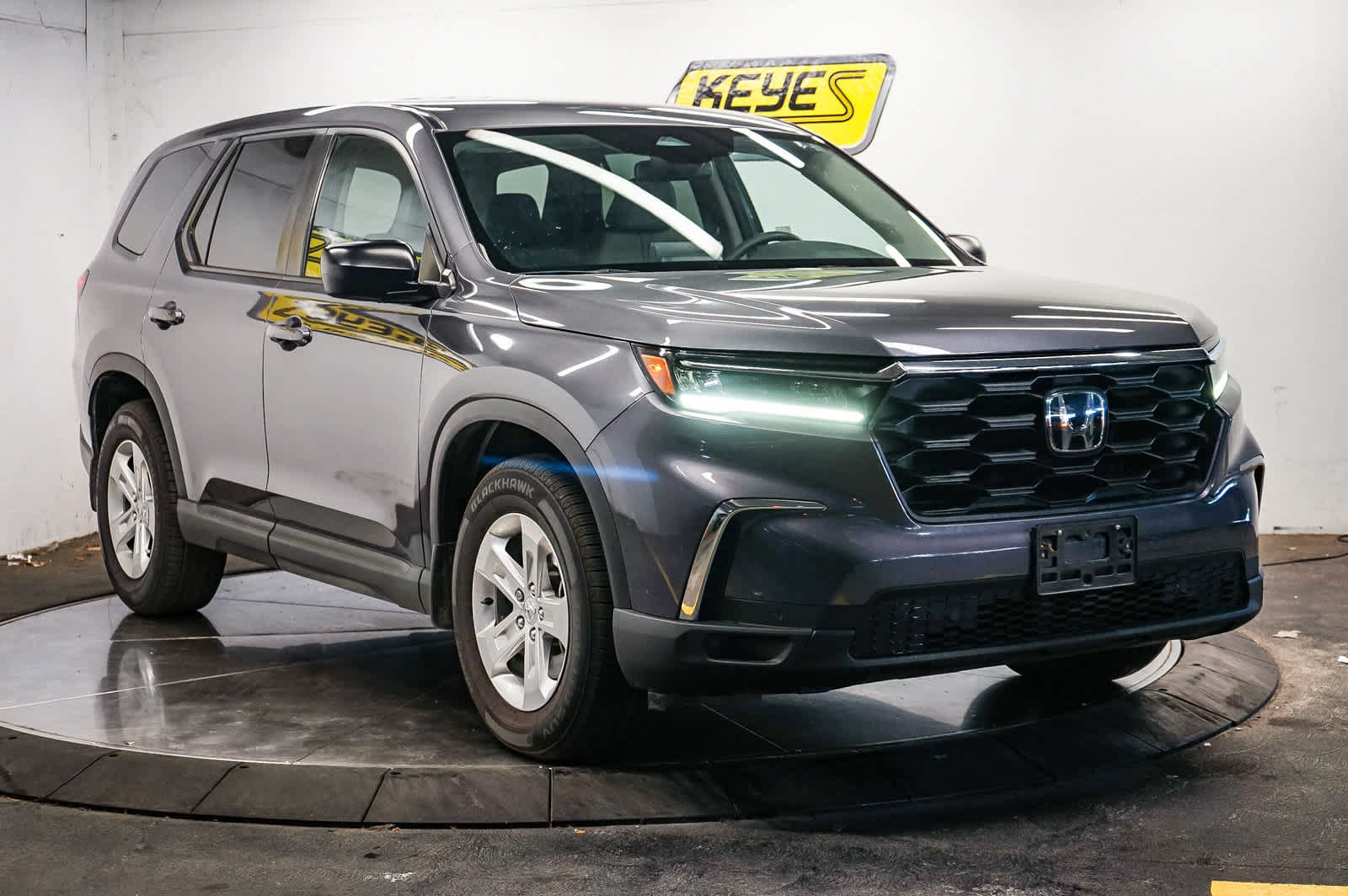 Used 2023 Honda Pilot LX image 3