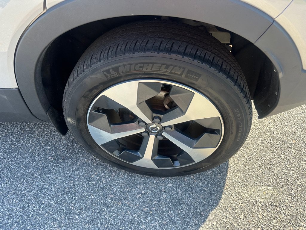 Used 2023 Volvo XC40 B4 Ultimate FWD image 9