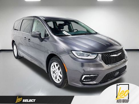 Used 2023 Chrysler Pacifica Touring-L FWD image 5