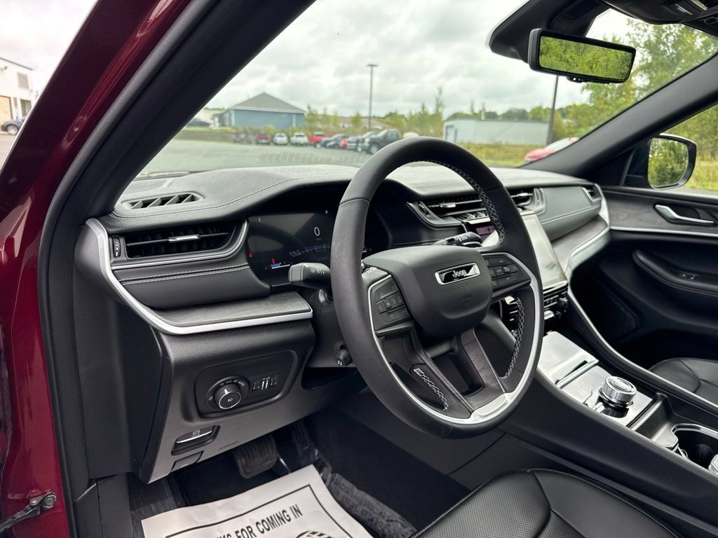 Used 2025 Jeep Grand Cherokee Limited w/ Luxury Tech Group II AWD/4WD image 25