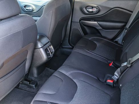Used 2019 Jeep Cherokee Latitude w/ Popular Appearance Group FWD image 17