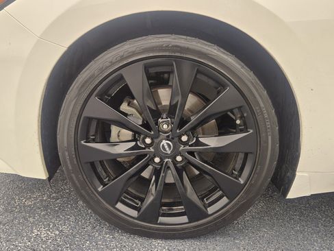 Used 2023 Nissan Maxima SR w/ Sport Mat Group image 16