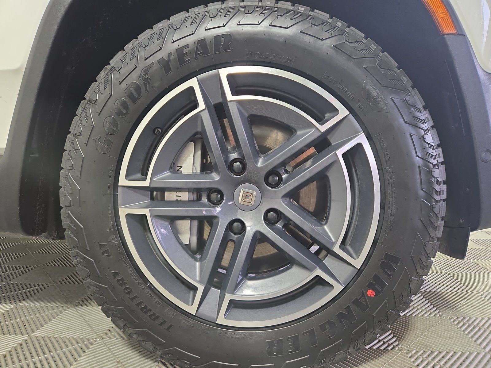 Used 2025 Rivian R1S Adventure Dual AWD/4WD image 11