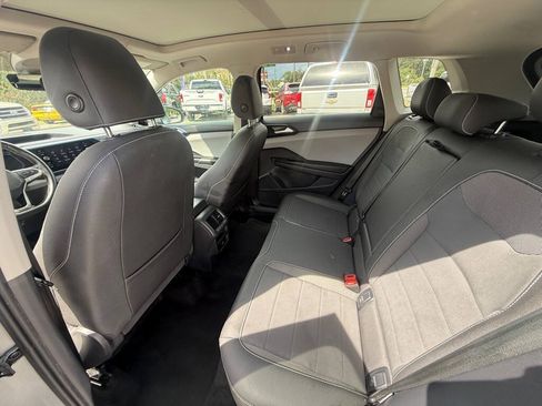 Used 2023 Volkswagen Taos SE w/ Panoramic Sunroof Package FWD image 10