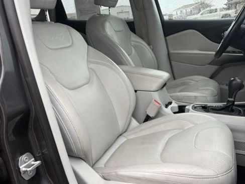 Used 2019 Jeep Cherokee Limited FWD image 31