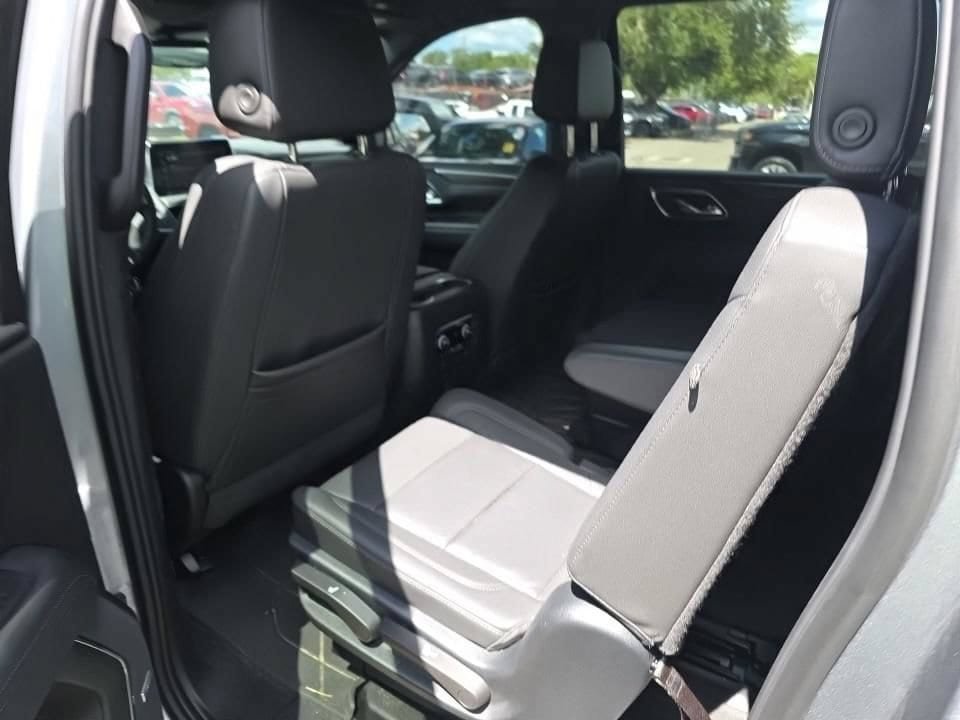 Used 2023 Chevrolet Suburban Z71 w/ Luxury Package AWD/4WD image 13