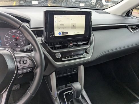 Used 2025 Toyota Corolla Cross LE image 20
