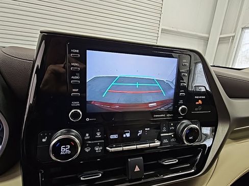 Used 2022 Toyota Highlander XLE image 17