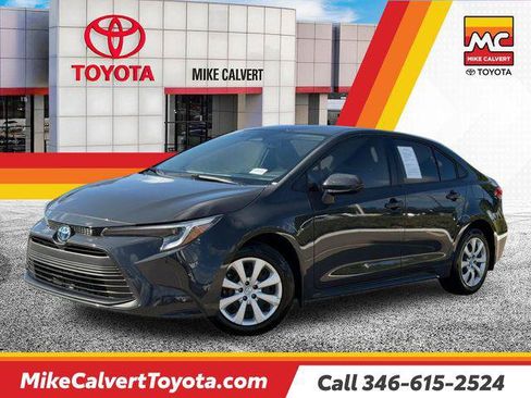 Certified 2025 Toyota Corolla LE FWD image 1