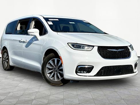 Used 2022 Chrysler Pacifica Touring-L w/ Uconnect Theater Family Group FWD image 3