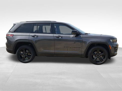 Used 2023 Jeep Grand Cherokee Altitude RWD image 5