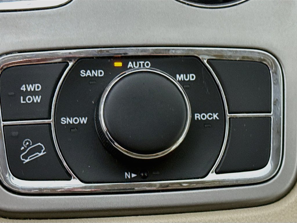 Used 2021 Jeep Grand Cherokee Limited w/ Premium Lighting Group AWD/4WD image 14