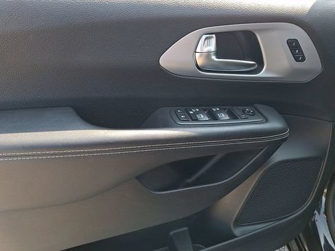 Used 2020 Chrysler Pacifica Touring-L Plus FWD image 14