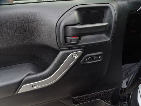 Used 2016 Jeep Wrangler Unlimited Sahara w/ Connectivity Group image 23