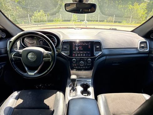 Used 2019 Jeep Grand Cherokee Laredo w/ Laredo X Package RWD image 16