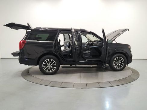 Used 2025 Ford Expedition Platinum AWD/4WD image 16