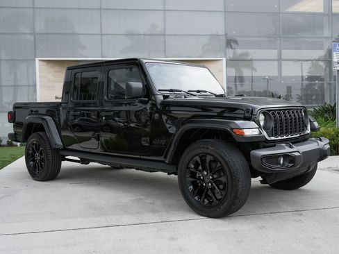 Used 2024 Jeep Gladiator Sport AWD/4WD image 3