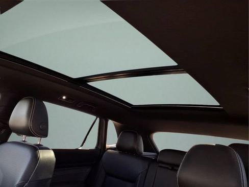 Used 2021 Volkswagen Atlas Cross Sport SE w/ Panoramic Sunroof Package FWD image 16